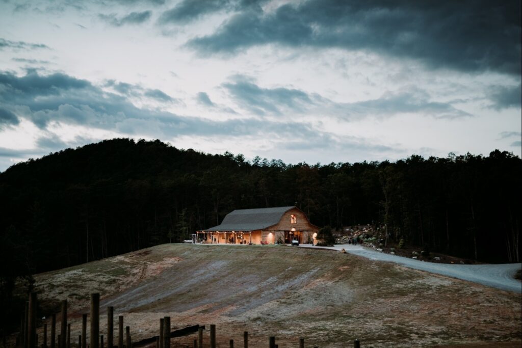 Gambrel-with-Lean-To_s-68×98-in-SC-208BB-Hammerbeam-Truss-Event-Venue